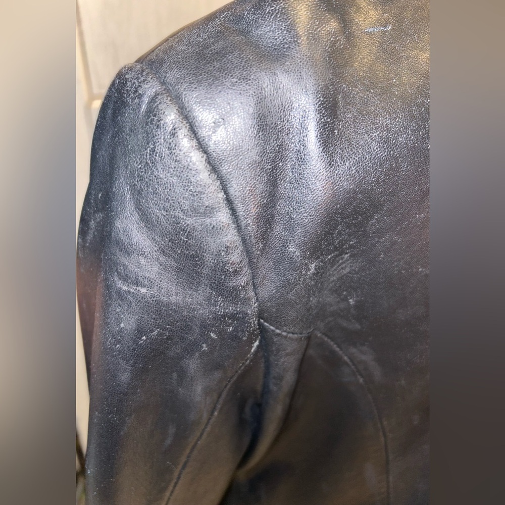 M.T. Studio cropped Leather, See wear, button missing - Picture 5 of 8